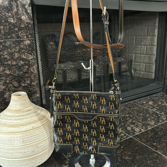 Dooney & Bourke Handbags - Dooney & Bourke EUC! Crossbody!